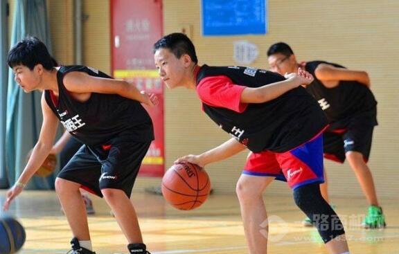 借助运动心理学家指导篮球运动员减压的方案_1